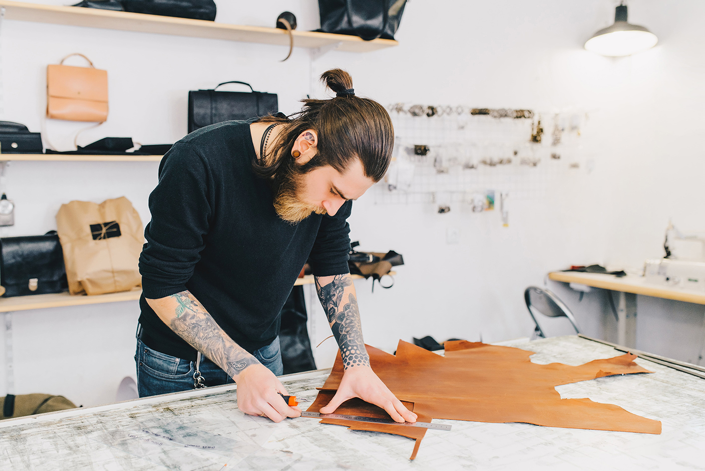 Mitarbeiter schneidet Leder